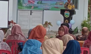 Mahasiswa Fakultas Farmasi Universitas Andalas memberikan edukasi tentang penggunaan obat yang benar kepada siswa sekolah dasar dalam kegiatan Bakti Farmasi 2025 di Kelurahan Ganting, Padang Panjang, Sabtu (25/10/2025). Foto : Misratul